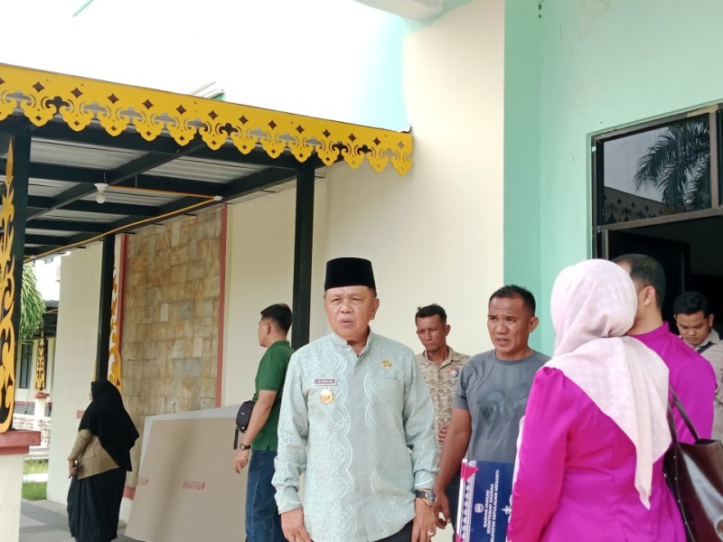 Bupati Asmar Jenguk Tokoh dan Warga Meranti yang Dirawat di RSUD Dorak, Tegaskan Komitmen Pelayanan Kesehatan Humanis