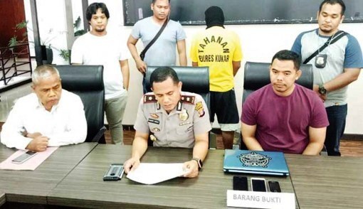 Geger... Ayah Bejat Ini Siarkan Langsung Hubungan Seksnya dengan Anak Kandung dan Keponakan