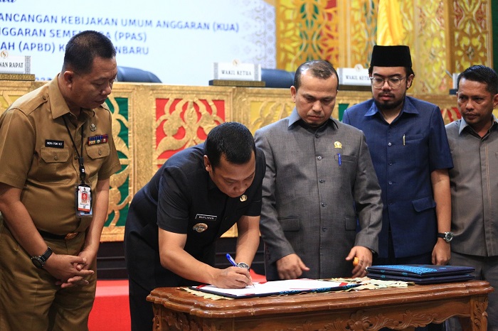 PJ Wali Kota Pekanbaru Tandatangani  MoU KUA PPAS RAPBD 2024