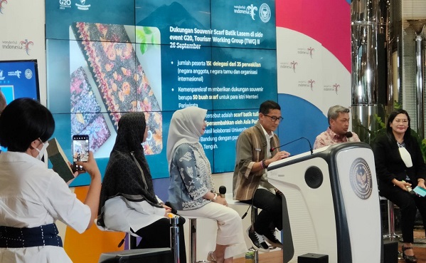 Produsen Viscose Rayon, APR Gandeng  Maranatha dan Lasem Hasilkan Scarf Batik Sustainable untuk Working Group G20