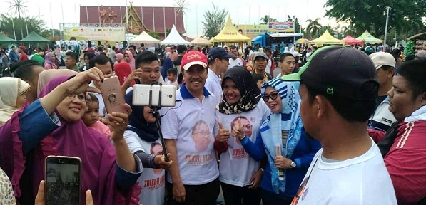 Begini Cara Warga Mengenali Syamsuar, Calon Gubernur-nya, ''Pak, Kami Mau Foto dengan Bapak...''