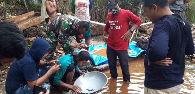 Ada yang Dapat Emas, Warga Berduyun-duyun Turun ke Sungai Landaka, Sehari Dapat Segini