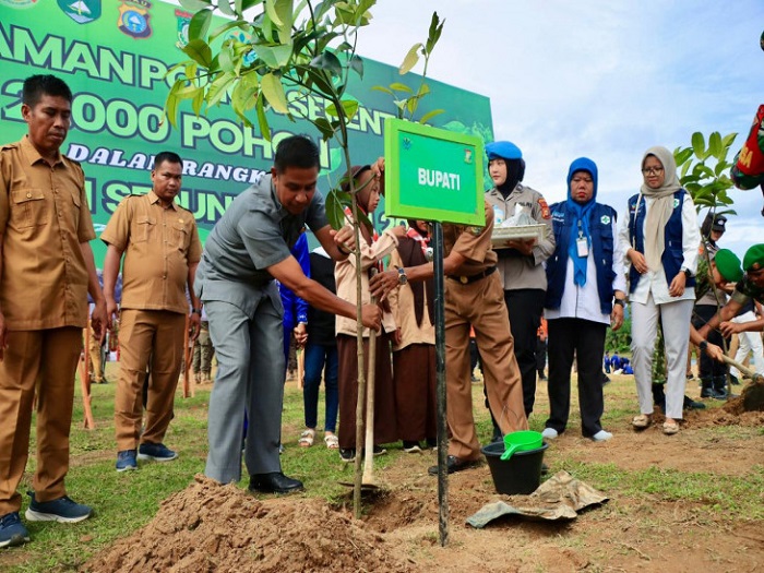 Bupati Kampar Tanam Pohon di Tepi Sungai Subayang