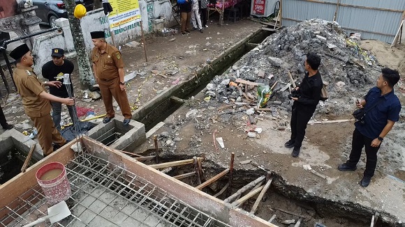 Bupati Herman Tinjau Proyek Drainase Jalan Pangeran Hidayat