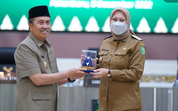 5 Kali Berturut turut  Raih Opini WTP, Bupati Inhu Terima Penghargaan dari Gubri.