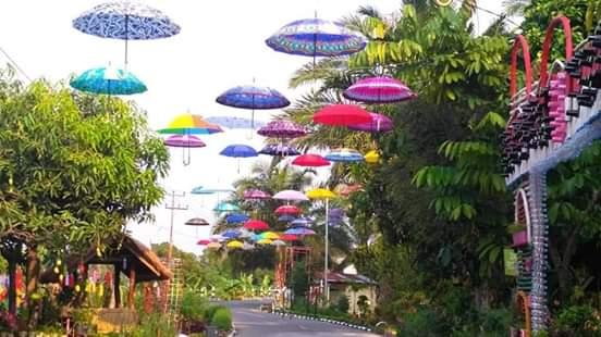 Berkat Sentuhan Tangan Emak-emak, Jalan di Kampung Tengah Ini Jadi Cantik Dipenuhi Payung Warna-warni, Ini Fotonya