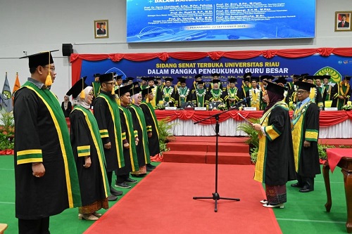 Unri Kukuhkan Enam Guru Besar, Jumlah Capai 136 Orang