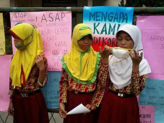 Protes Kabut Asap, Murid SD di Pekanbaru Buat Tulisan untuk Jokowi