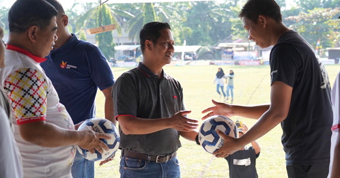Mukhlisin  Buka Turnamen Sepak Bola  Muara Langsat Cup XIII