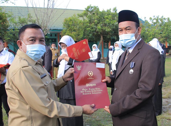 Upacara Hari Bhakti ke-75 Kementerian Agama, Kemenag Rohul Berikan Satya lencana Pada 23 Orang