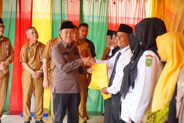 Gubri Syamsuar Serahkan  588  SK PPPK Tenaga Pendidik pada  Guru di Rohil