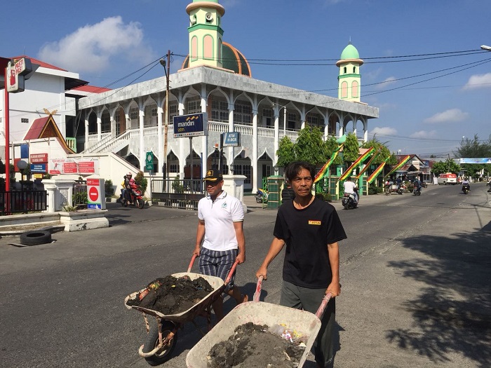 Sambut Ramadhan, Wakapolresta Pekanbaru Goro Bersihkan Masjid Bersama Warga