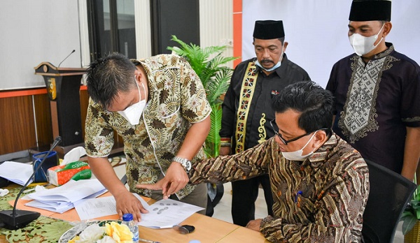 Komitmen Wujudkan Negeri Bermarwah Wabup Kuansing Tanda Tangani Akta Pendirian LAN
