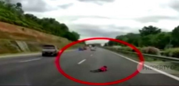 VIDEO Bocah Terlempar dari Mobil Saat Ayahnya Kebut-kebutan, Nyaris Dihantam Kendaraan Lain di Jalan Tol
