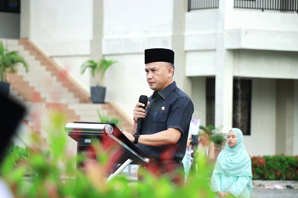 Plt Camat Tambang Jadi Pembina Upacara Bendera Peringatan Hardiknas di Pondok Pesantren Al-Faruqi Desa Tarai Bangun