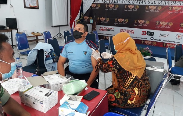 Petugas Lapas Pasir Pengaraian Divaksin Booster