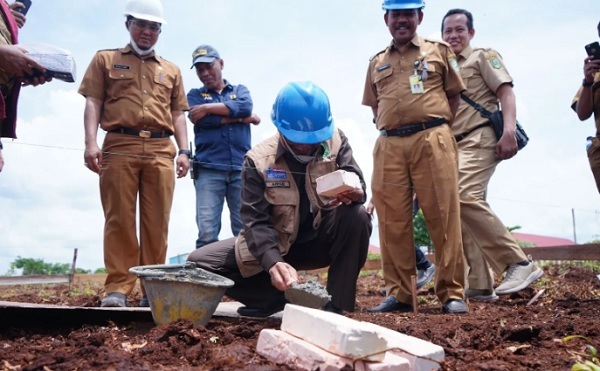 Arfan Usman Lakukan Peletakan Batu Pertama Pembangunan SMP 2 Satap