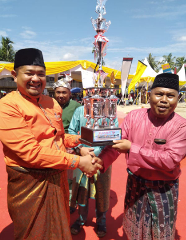Ikut Lomba Pompong Hias, IKLAS Diganjar Hadiah Serta Apresiasi Bupati