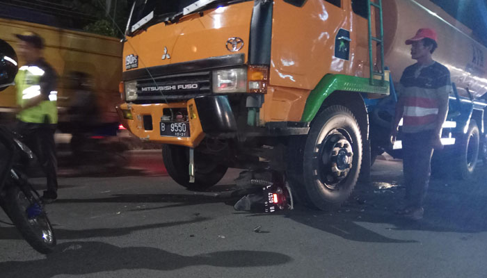 BRAKKK...Tabrakan Maut, Pengendara Mio Masuk ke Kolong Truk, Nih Fotonya
