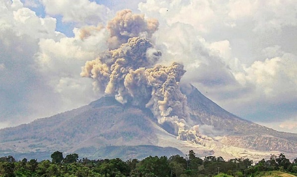 Puncak Gunung Sinabung Kembali Mengeluarkan Erupsi dan Debu Panas Setinggi 1.500 Meter
