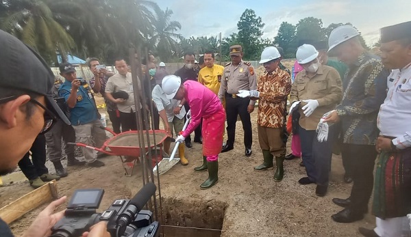 Bupati Rohil Letakkan Batu Pertama Pembangunan Tower LPP TVRI