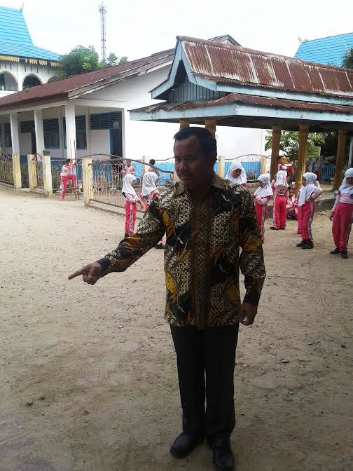 Oalahhh... SD Rujukan di Rohul Keluhkan  Halaman Upacara yang Berdebu