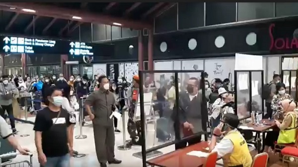 Sehari Jelang Larangan Mudik Lebaran, Ribuan Penumpang Terpantau Padati Bandara Soetta