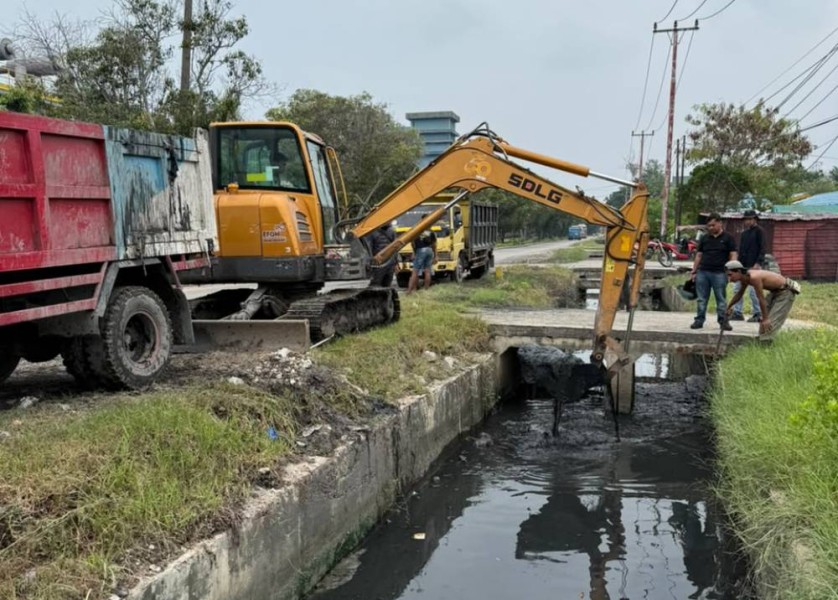 Penanganan Banjir Terus Berlanjut, Pemko Dumai Kerahkan Alat Berat Dalam Normalisasi Drainase