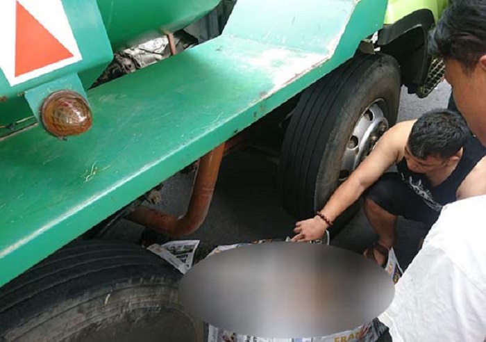 TRAGIS...Nyebrang Jalan, Nenek-Nenek Tewas Tergilas Truk Tangki, Tubuh Remuk, Sopirnya Kabur