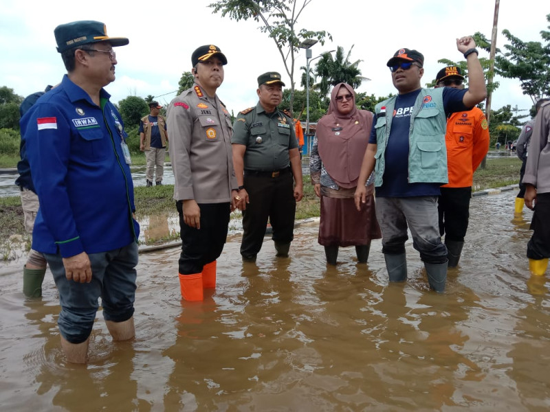BPBD dan Polresta Pekanbaru Serahkan Bantuan kepada Korban Banjir di Rumbai