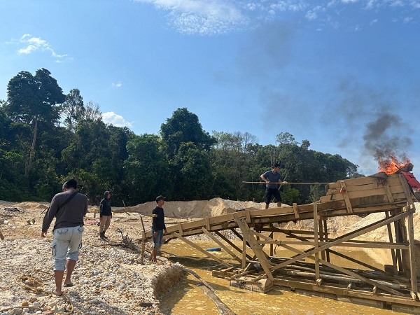 Polsek Singingi musnahkan 4 rakit Peti dan Pondok Di Sungai Lombu