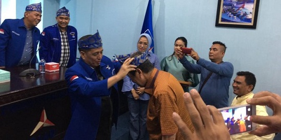 Asri Auzar  Pasangkan Tanjak Biru  di Kepala Syamsuar, Pertanda Demokrat Restui Syamsuar?