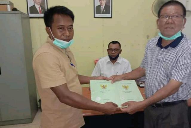 Acun Serahkan Tanah Kepada Pemdes Rantau Sakti-Rokan Hulu