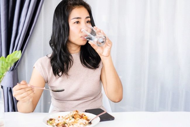 Minum setelah Makan Tidak Baik untuk Kesehatan, Benarkah?