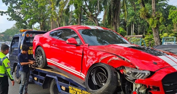 Tabrak Pohon di Sudirman Pekanbaru, Mobil Mewah Ford Mustang Ringsek