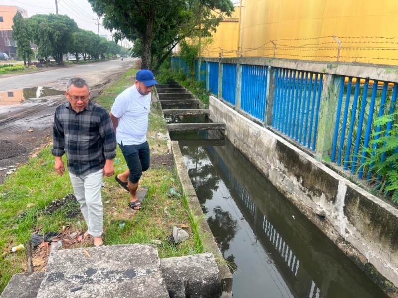 Banjir Menggenangi Beberapa Titik di Kota Dumai, Pemko Upayakan Aliran Drainase Berjalan Lancar