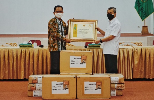 Lebih Berkualitas, RAPP Serahkan Ratusan Ribu Masker Rayon Produksi Sendiri  ke Pemprov Riau