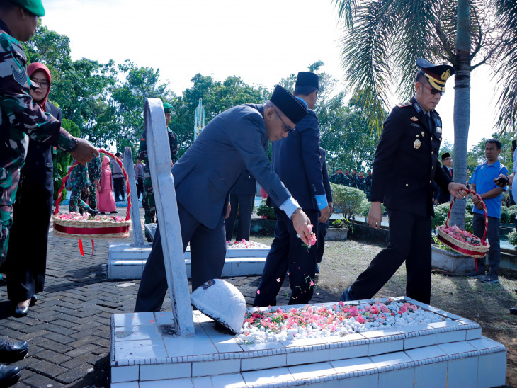 Kenang Jasa Pahlawan, Forkopimda Kampar Ziarah dan Tabur Bunga di Makam Pahlawan Bangkinang