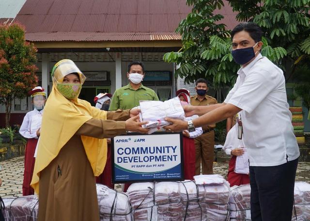 RAPP-APR Kembali Salurkan Bantuan Ribuan Seragam SD di Pelalawan
