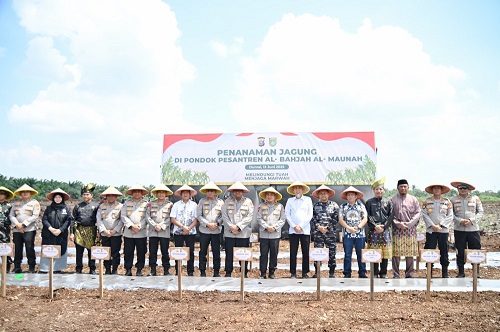 Kapolda Riau Tanam Pohon Dan Jagung di Dumai
