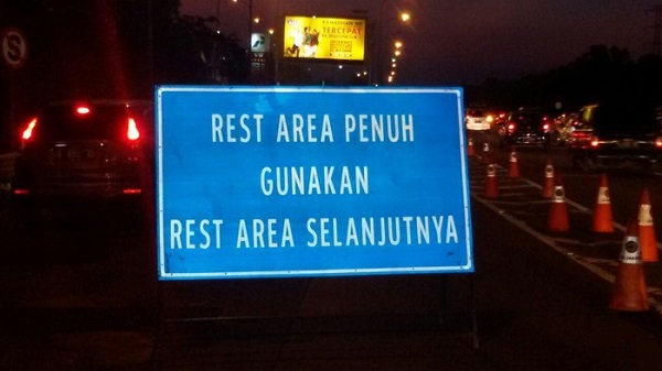 Hingga Dini Hari Tadi,  Kemacetan Masih Terjadi di 2 Titik Tol Cikampek-Jakarta