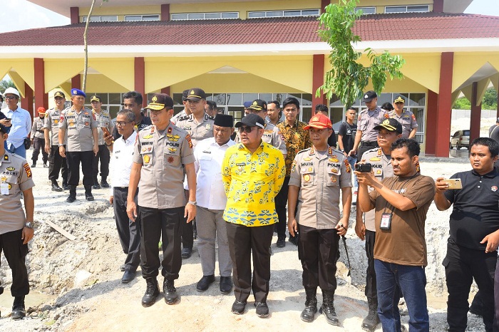 Bupati Kampar Dampingi Kalemdiklat Polri Tinjau dan Tanam 1000 Pohon di SPN Polda Riau