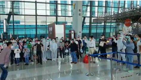 Ditolak Otoritas Tiongkok Kembali ke Negaranya, Warga Negara  China Akhirnya Pulang ke Surabaya dan Semarang