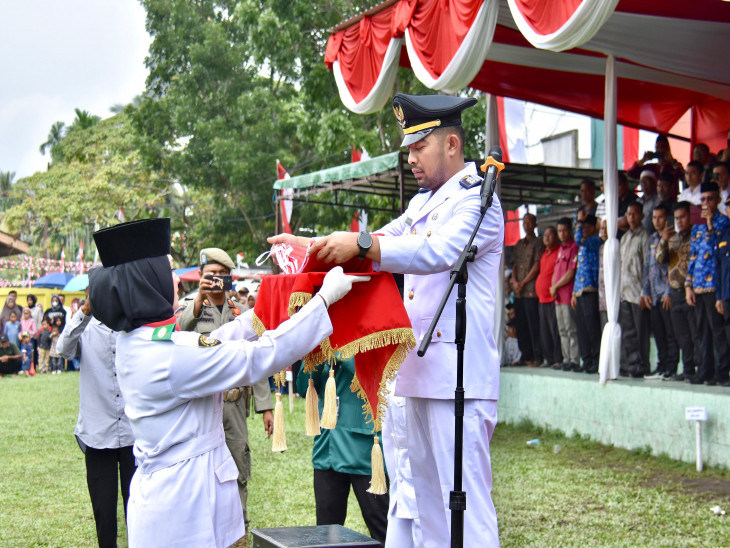 Dalam Rangka Memperingati Detik-Detik Proklamasi Kemerdekaan RI, Pemerintah Kecamatan Kuok Lakukan Upacara Bendera Merah Putih