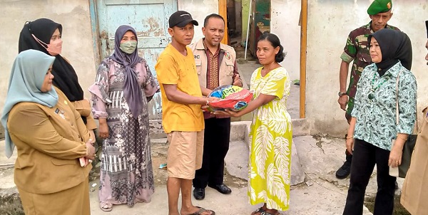 Dinas Sosial Serahkan Bantuan Korban Puting Beliung di Senapelan