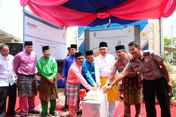 Resmikan Listrik Masuk Desa, Gubri Targetkan 2019 Seluruh Desa Sudah Dialiri Listrik