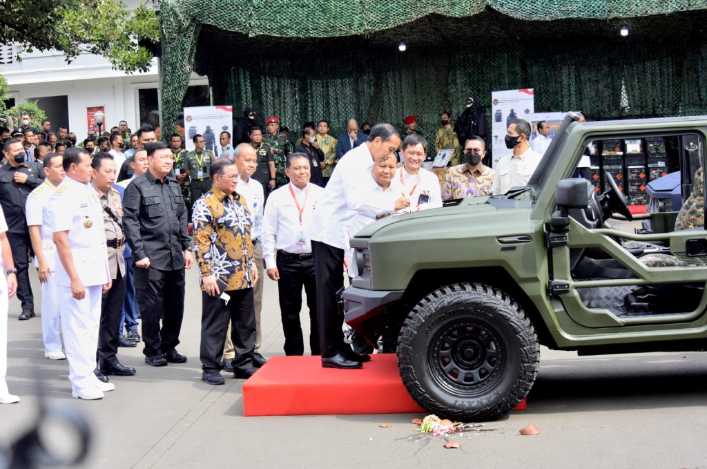 Presiden Jokowi Jajal dan Resmikan Nama Rantis Maung