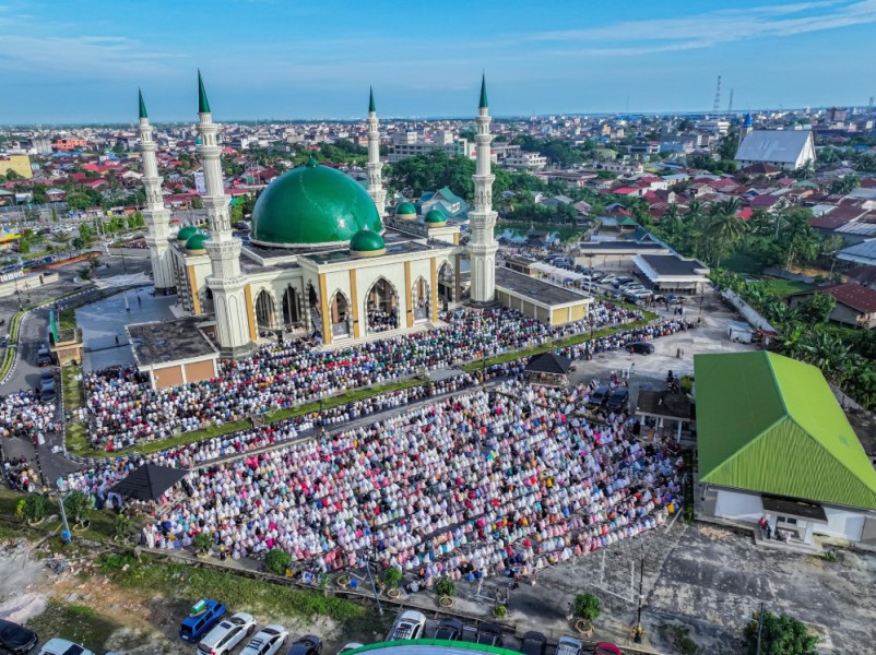 Ribuan Masyarakat  Ikuti Shalat Ied di Islamic Center Dumai