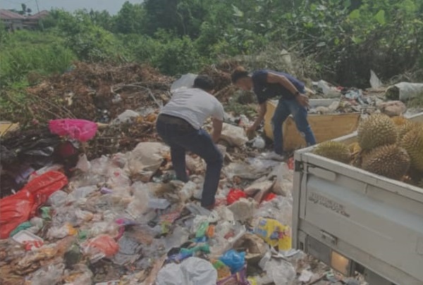Lurah Irhamdi Pergoki Oknum Masyarakat Buang Sampah di TPS Ilegal Gunakan Pickup