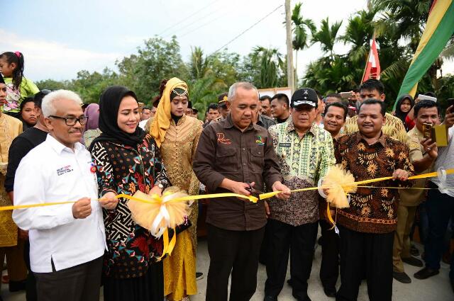 Rajin Bangun Jembatan, Gubri Komit Buka Daerah Terisolir di Riau